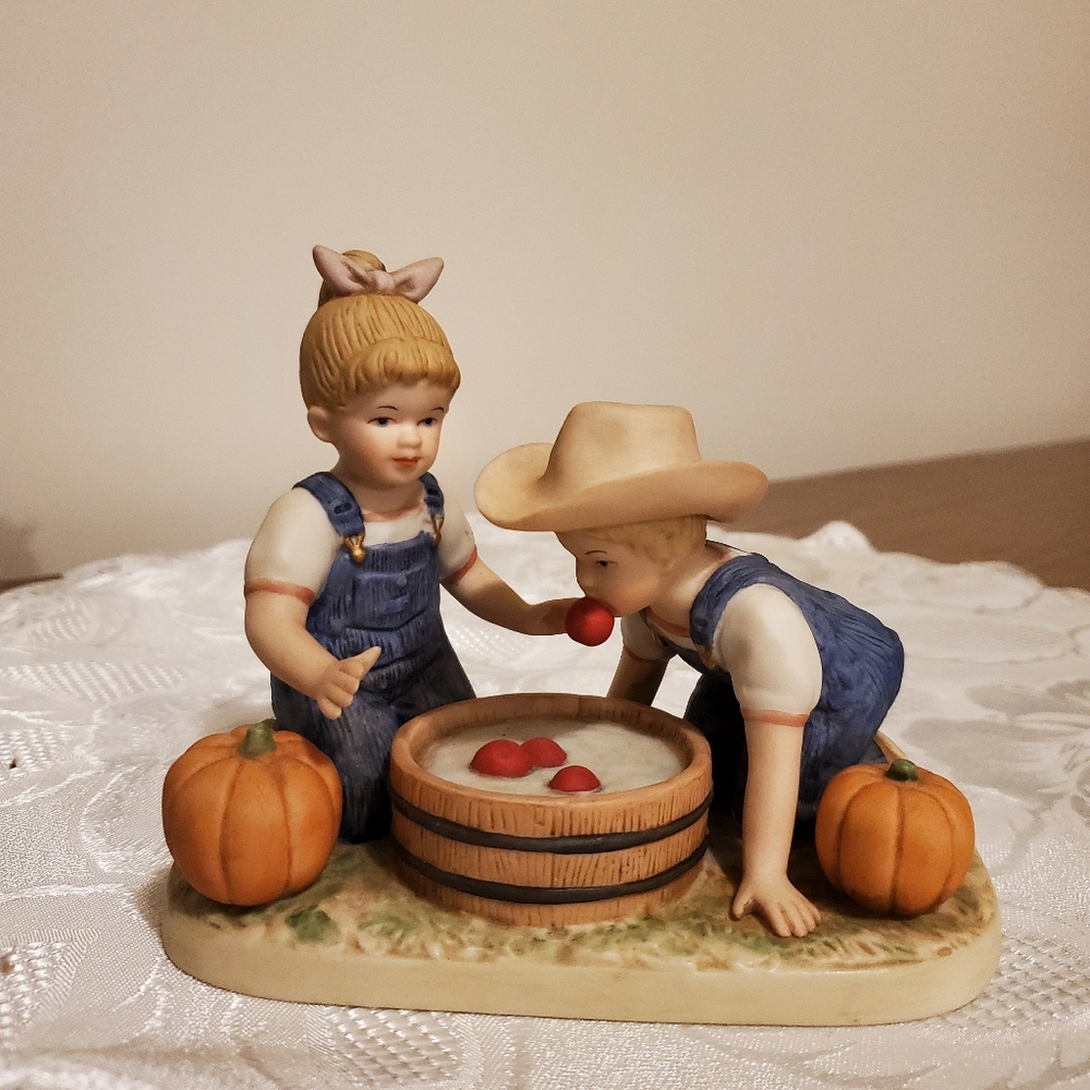 Home Interiors Homco 1985 Denim Days #1527 "Bobbing for Apples" Figurine